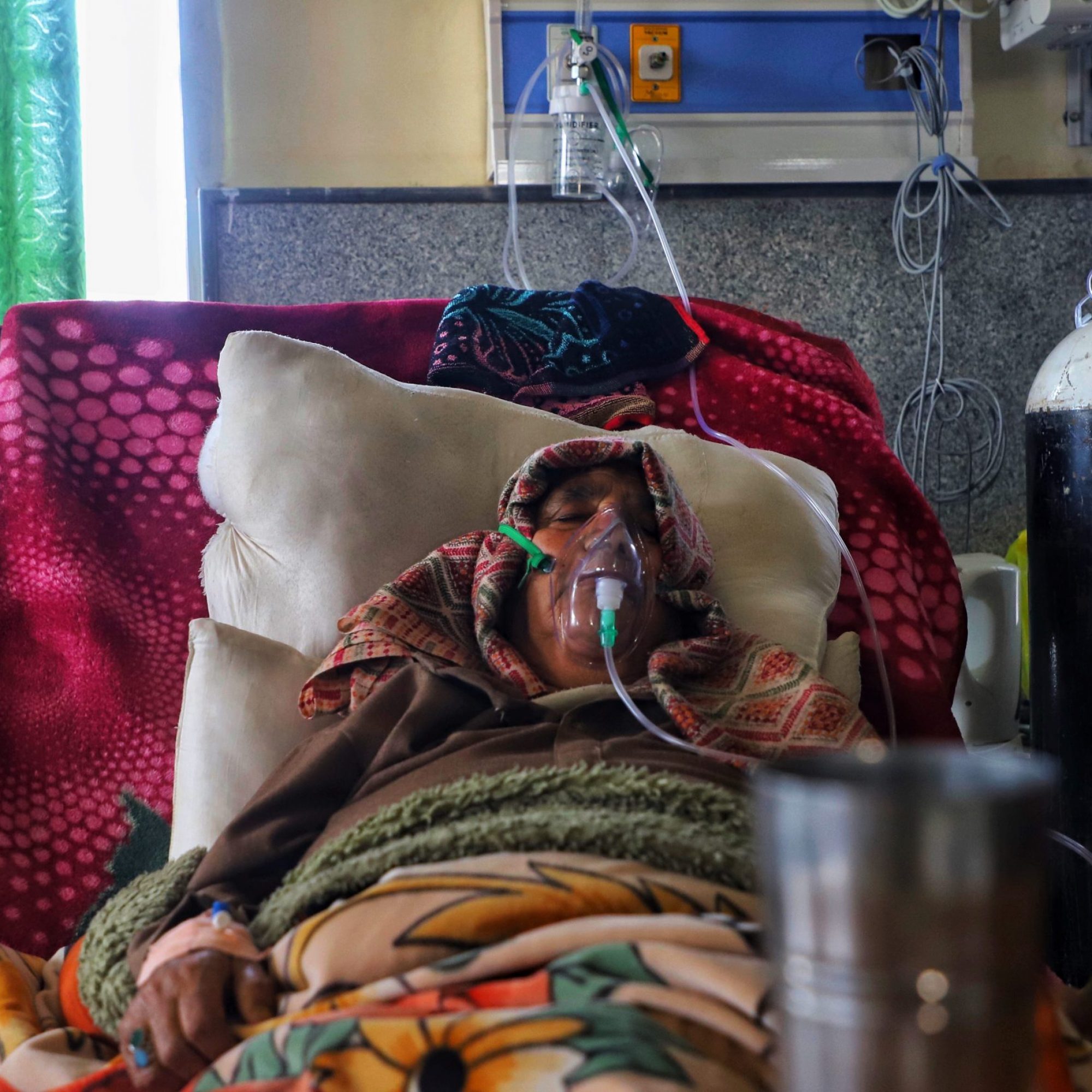 A Kashmiri woman suffering from a breathing difficulty due to the coronavirus disease (COVID-19), receives oxygen at a COVID-19 Centre in Sopore, District Baramulla, Jammu and Kashmir, India on 29 April 2021. In the Union Territory of Jammu and Kashmir, complete lockdown to be imposed in eleven districts beginning from 7 pm today and will remain in force till 7 am on 3rd of May in view of the alarming surge of the positive cases being reported nowadays. Among the twenty districts of Jammu and Kashmir, Srinagar district is the worst affected where cases continue to show an unabated rising trend. (Photo by Nasir Kachroo/NurPhoto via AP)