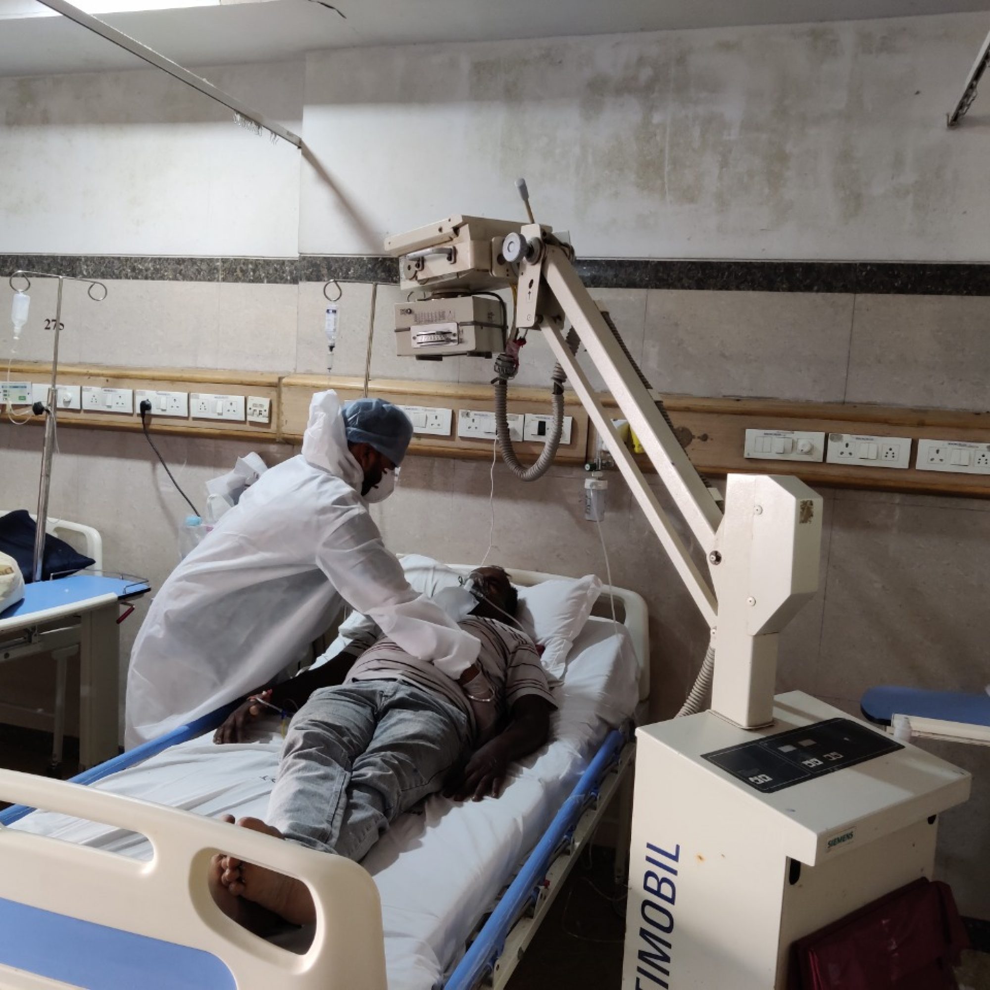 A doctor at the METAS Hospital examines a covid-19 patient (Photo: METAS Hospital, Surat)